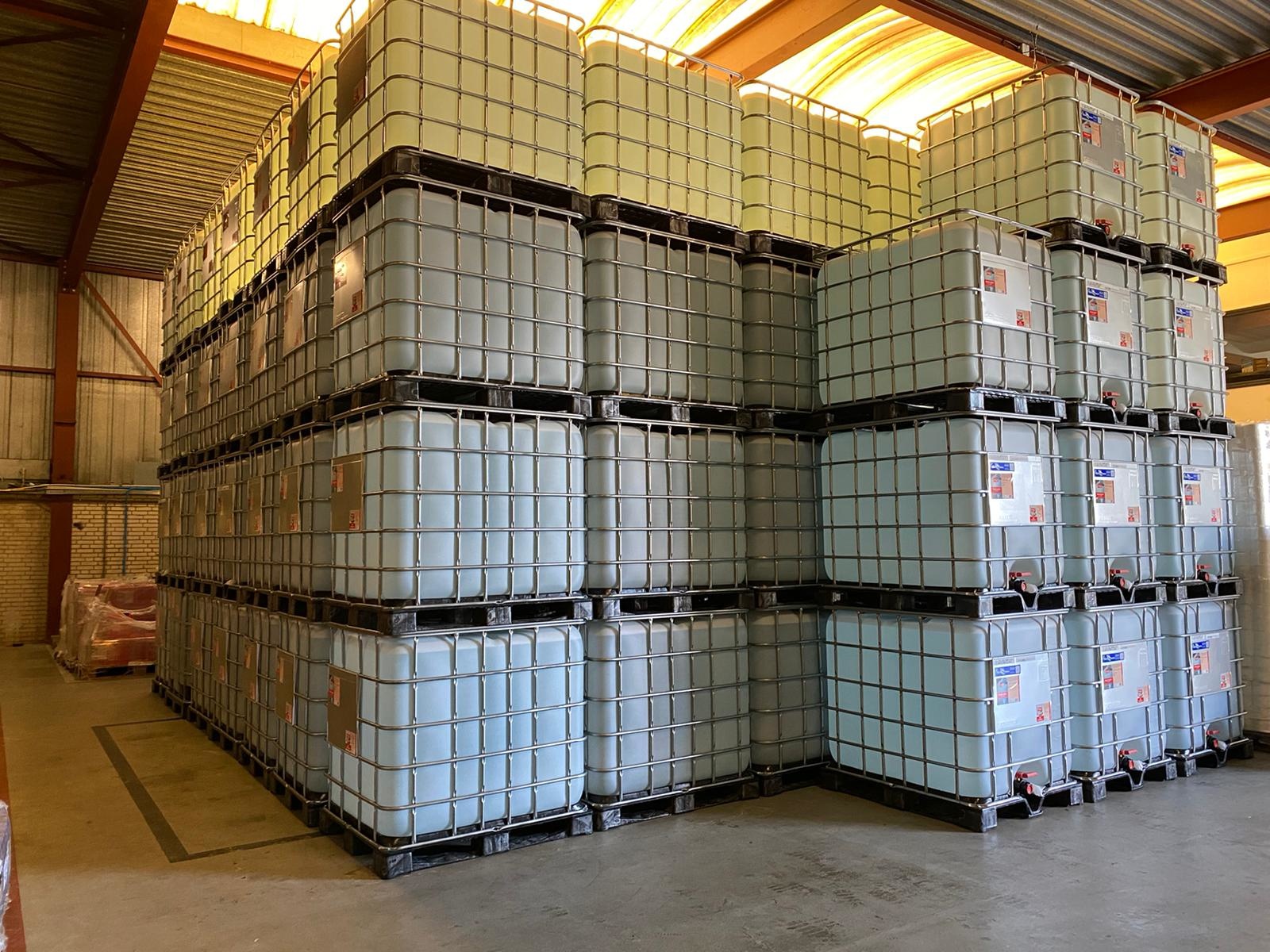 IBC containers in magazijn