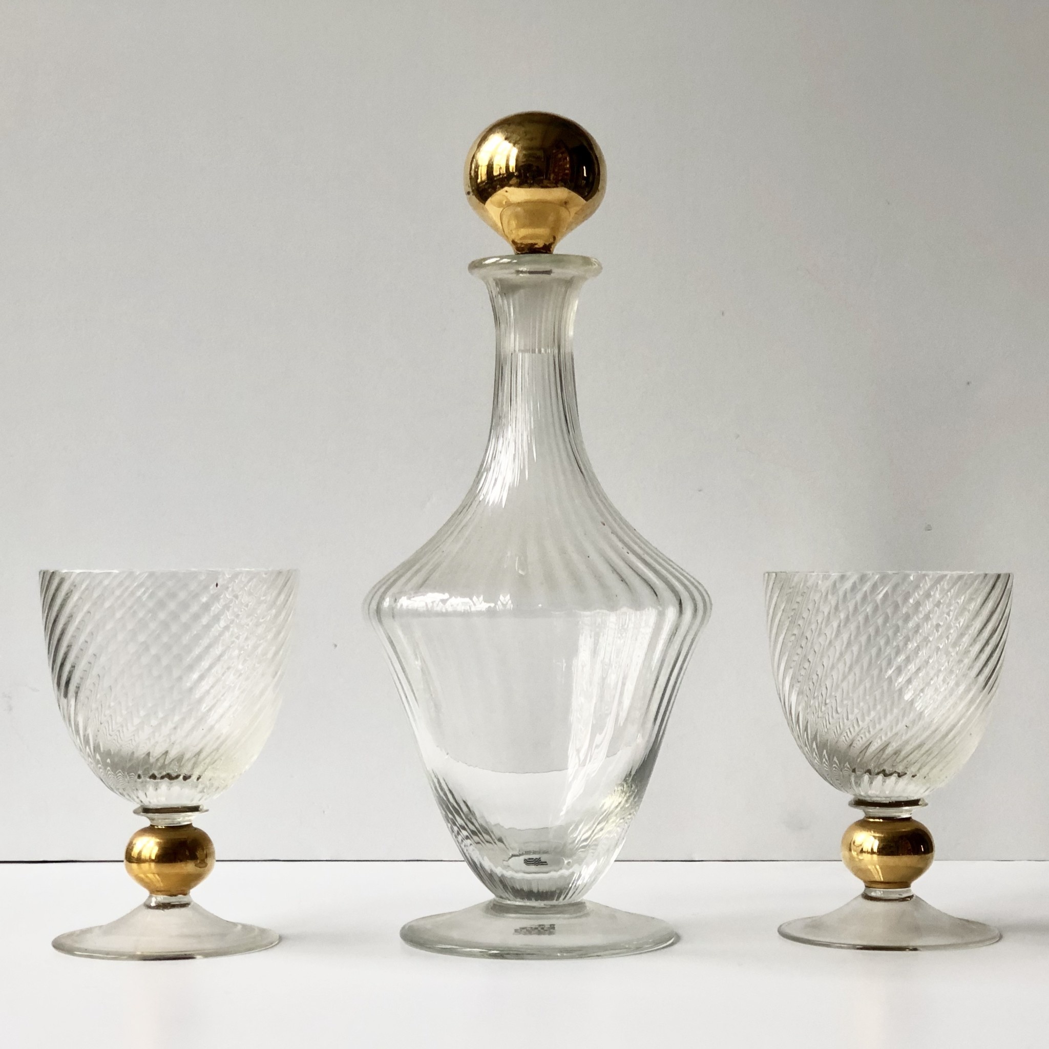 Uitpakken Strikt Eigen Vintage glazen karaf set met twee glazen en gouden detail - Curiosa Cabinet
