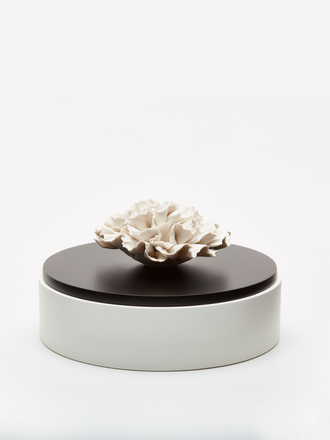 Anoq Round wooden box with porcelain flower Anoq Round wooden box with porcelain flower