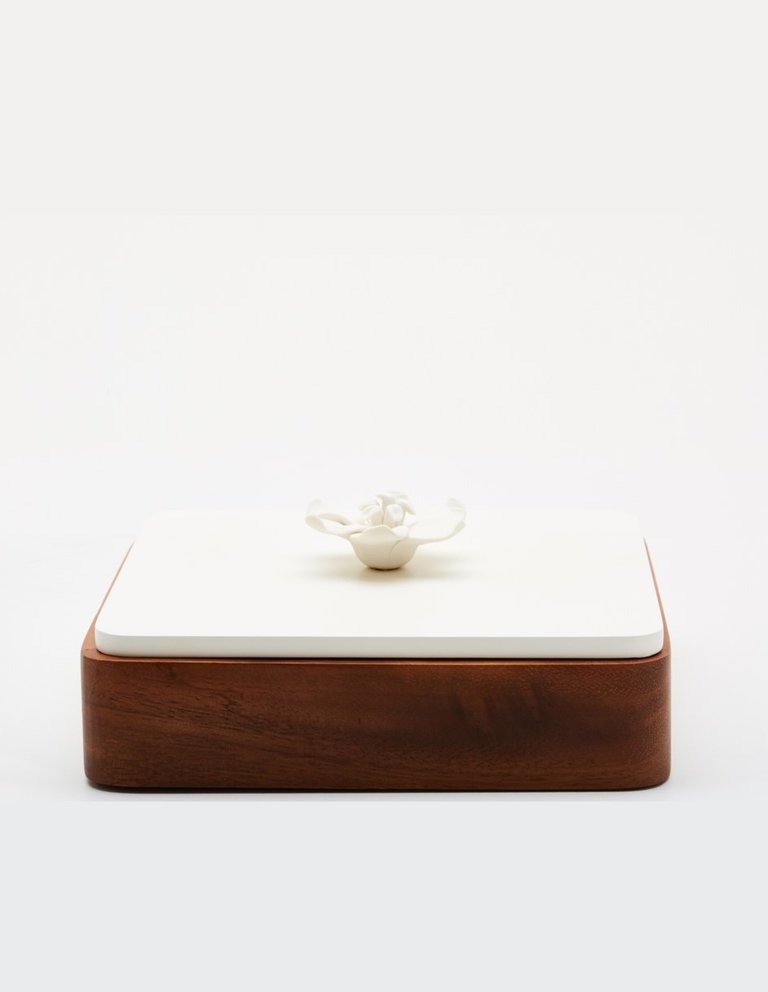 Anoq Large square wooden box with white flower handle on white lid (20 cm)