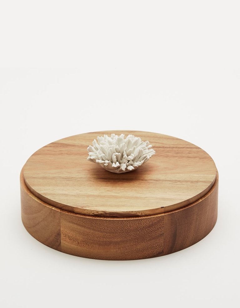 Anoq Carnation biscuit porcelain flower treasure  box - round - acacia wood with white flower (Ø 20 cm)