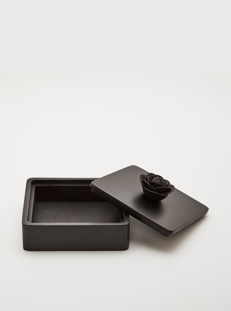 Anoq Black square box with black porcelain rose (15cm)