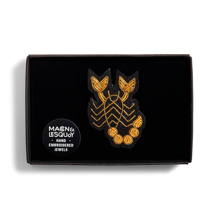 Macon & Lesquoy Macon& Lesquoy Zwart & gouden broche sterrenbeeld- Schorpioen