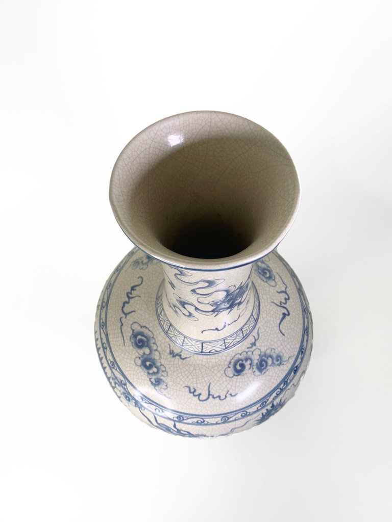 Vintage  Vintage en handbeschilderde vaas met blauw-wit decor