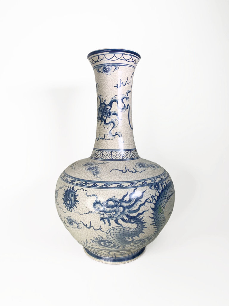 Vintage  Vintage en handbeschilderde vaas met blauw-wit decor
