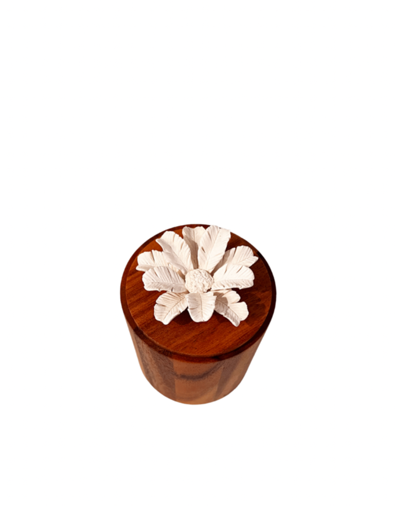 Anoq Hoog houten doosje met witte bloem van keramiek