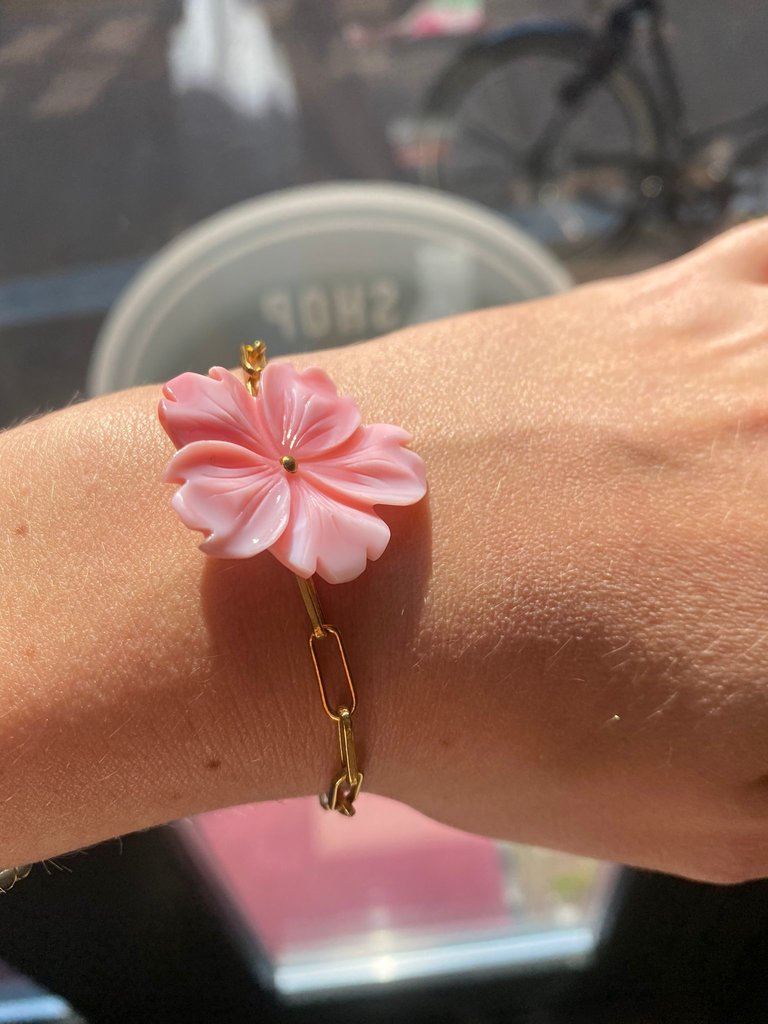 Petra Reijrink Bracelet - Gold plated chain with pink flower from shell