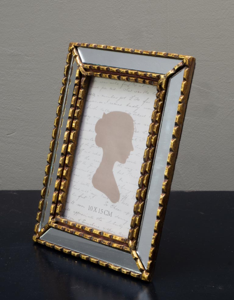 Photo frame notched edges