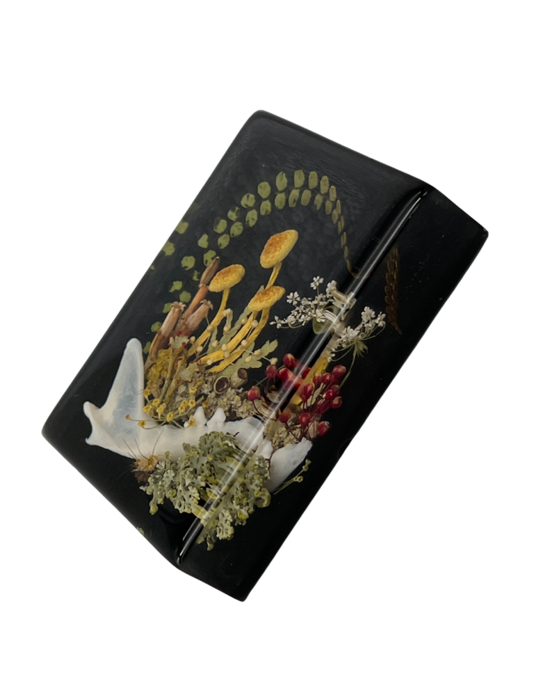 There better be flowers Herbarium met marterbot in kunsthars