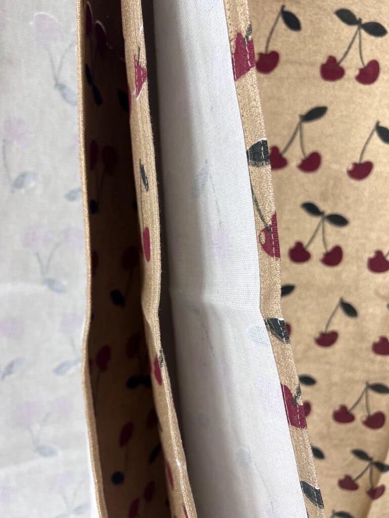 Les Ottomans Les Ottomans Katoenen tafelkleed glimmend Goud met kersen- 250x150cm