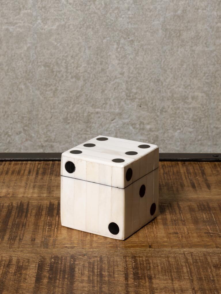 Kleine houten doos met vijf dobbelstenen