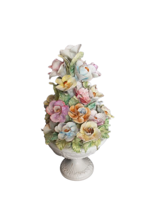 Vintage Italiaanse schaal op voet met bloemen deksel Vintage Italiaanse schaal op voet met bloemen deksel