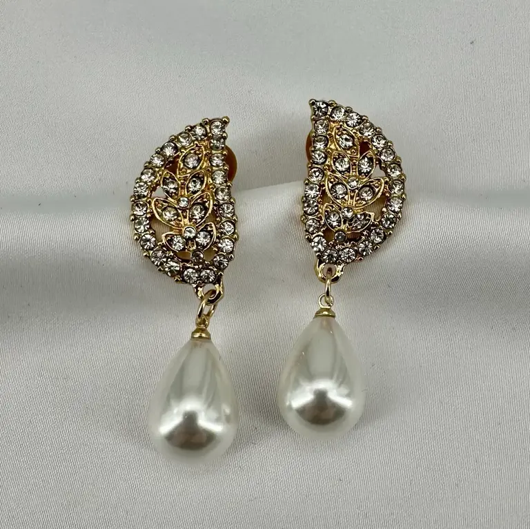 Vintage Monet earrings - Clear crystals with faux pearl