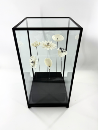 Alex Hackett Grote glazen display met porseleine bloemen Alex Hackett Grote glazen display met porseleine bloemen