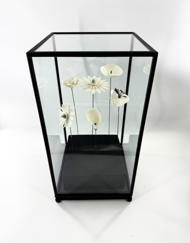 Alex Hackett Grote glazen display met porseleine bloemen van Alex Hackett