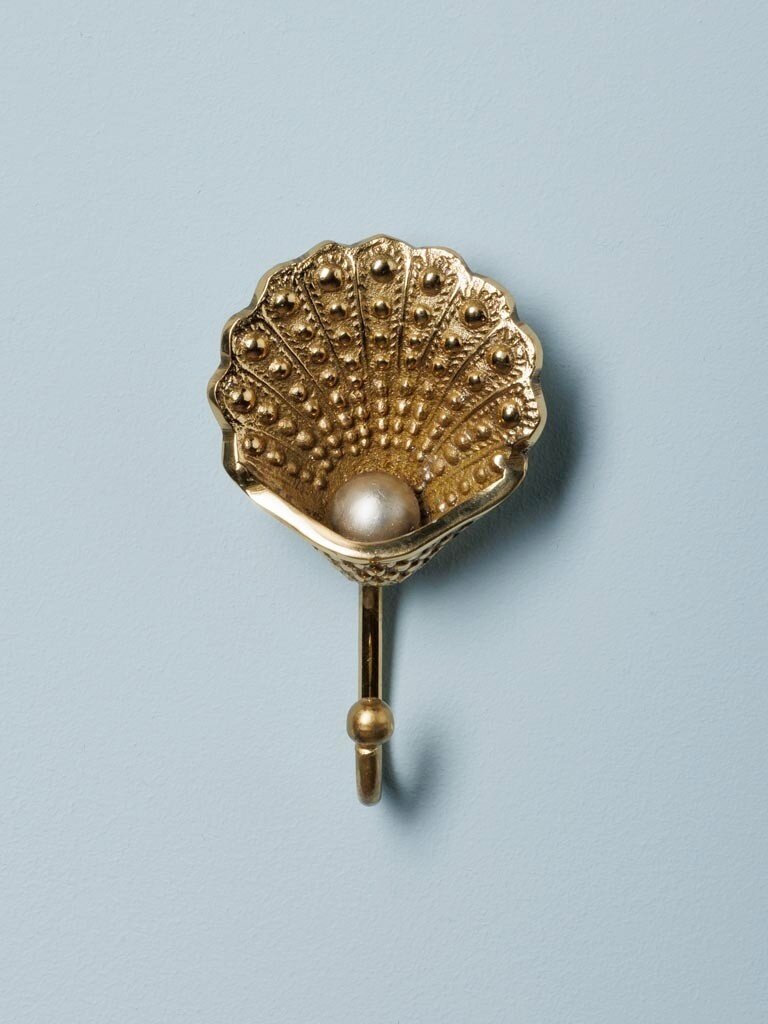 Shell with pearl wall hook