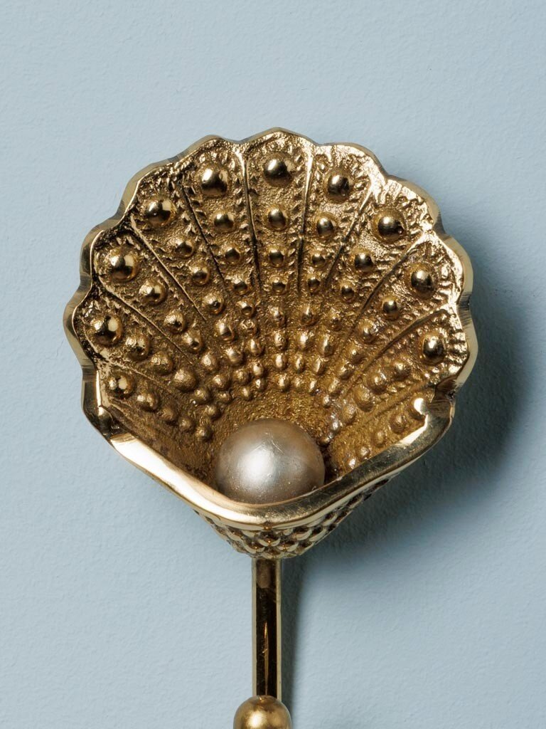 Shell with pearl wall hook
