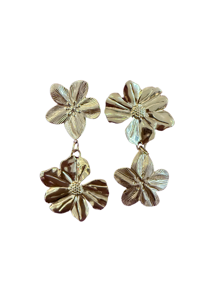 Belsy & Fay Set Oorbellen - Grote Asymmetrische Gouden Bloemen