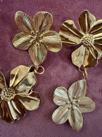 Belsy & Fay Set Oorbellen - Grote Asymmetrische Gouden Bloemen Belsy & Fay Set Oorbellen - Grote Asymmetrische Gouden Bloemen