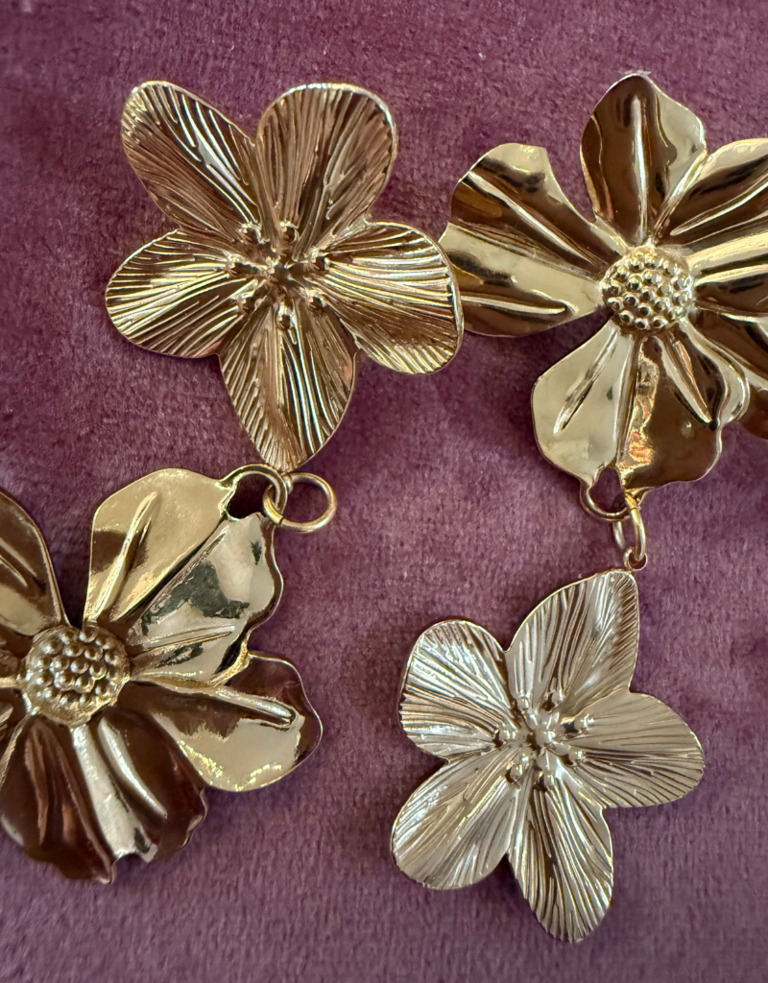 Belsy & Fay Set Oorbellen - Grote Asymmetrische Gouden Bloemen