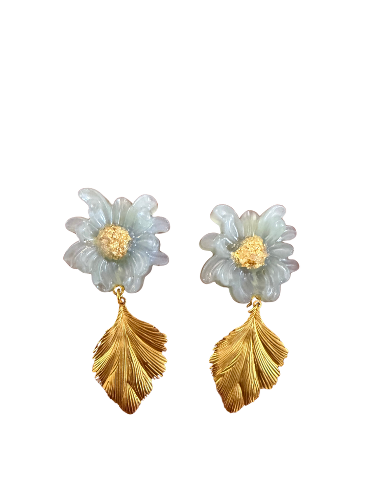 Belsy & Fay Pair of earrings - Blue resin flower with leaf