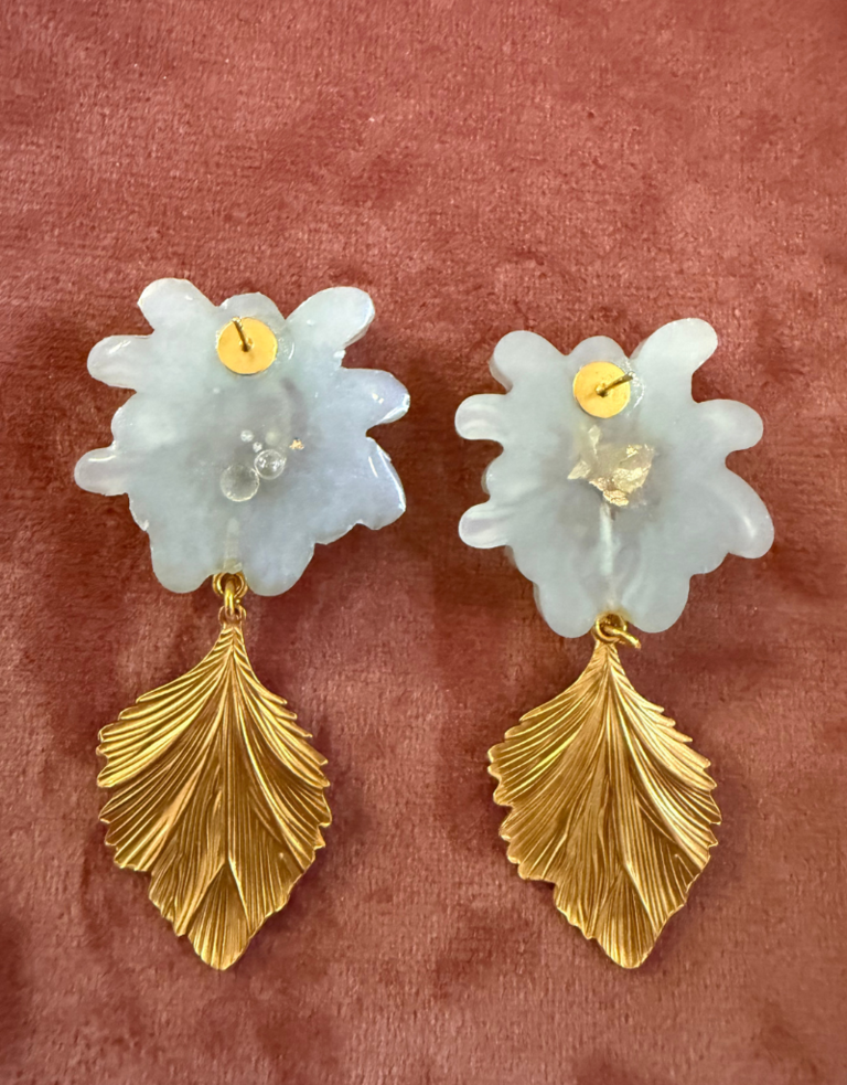 Belsy & Fay Pair of earrings - Blue resin flower with leaf
