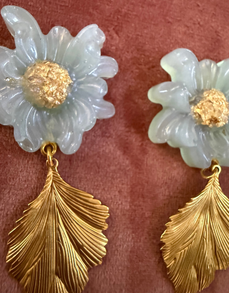 Belsy & Fay Pair of earrings - Blue resin flower with leaf