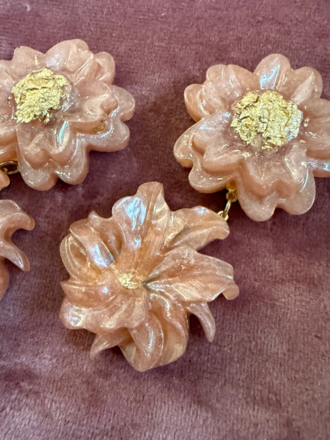 Belsy & Fay Set Oorbellen - Grote Roze Bloemen van Resin Belsy & Fay Set Oorbellen - Grote Roze Bloemen van Resin