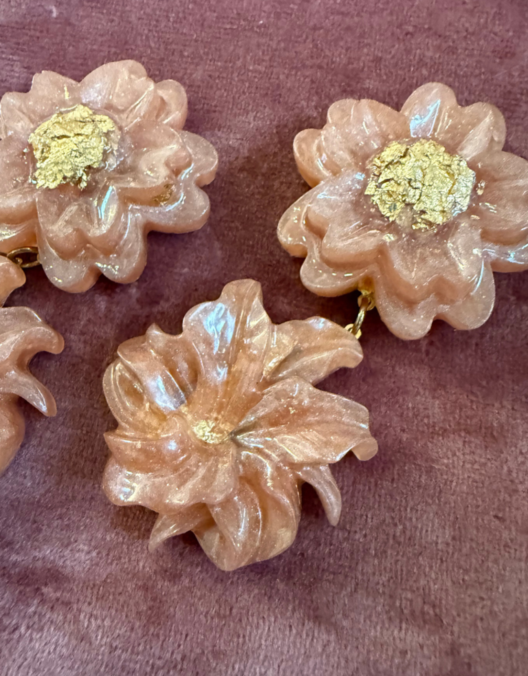 Belsy & Fay Set Oorbellen - Grote Roze Bloemen van Resin