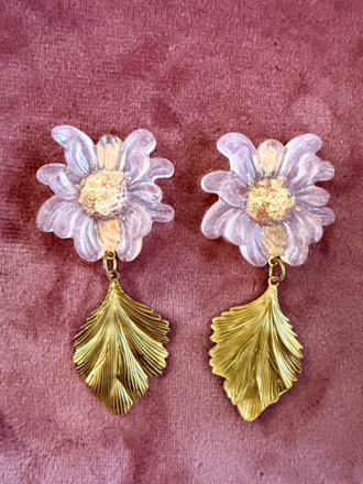 Belsy & Fay Set Oorbellen - Roze Resin Bloem met Gouden Blad Belsy & Fay Set Oorbellen - Roze Resin Bloem met Gouden Blad