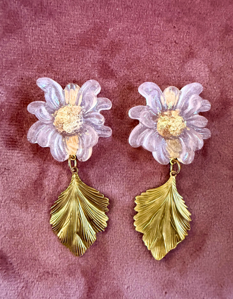 Belsy & Fay Pair of earrings - Pink resin flower with leaf