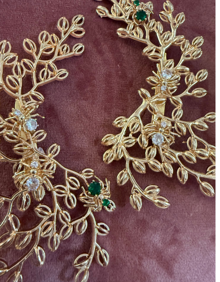 Belsy & Fay Set van 2 Broches: Gouden Takjes met Spinnen