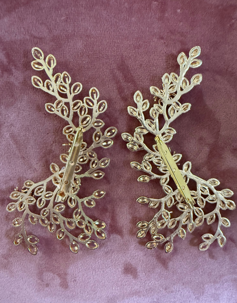 Belsy & Fay Pair of broches - golden leafs with spiders