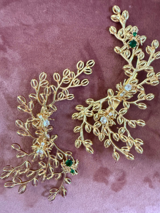 Belsy & Fay Set van 2 Broches: Gouden Takjes met Spinnen Belsy & Fay Set van 2 Broches: Gouden Takjes met Spinnen