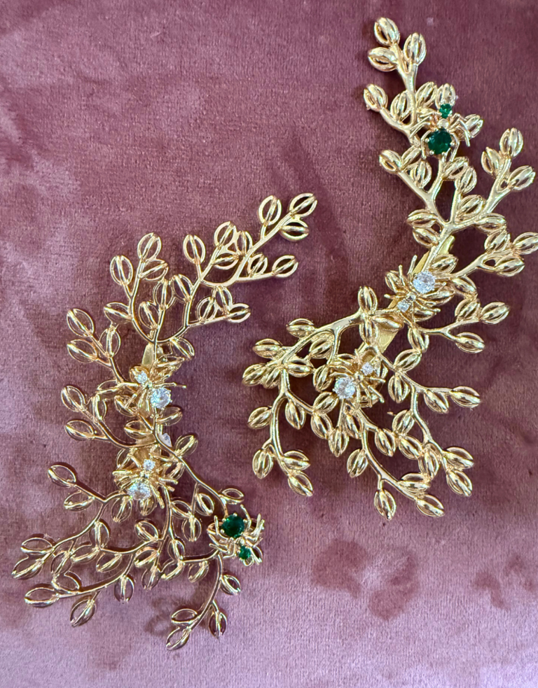 Belsy & Fay Pair of broches - golden leafs with spiders