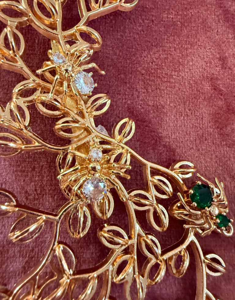 Belsy & Fay Set van 2 Broches: Gouden Takjes met Spinnen