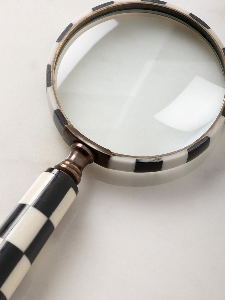 Black & White Check Magnifier – Resin & Glass – 21.8 x 8.5 cm