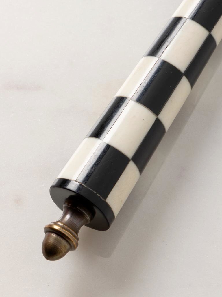 Black & White Check Magnifier – Resin & Glass – 21.8 x 8.5 cm