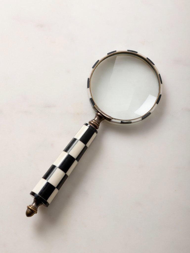Black & White Check Magnifier – Resin & Glass – 21.8 x 8.5 cm