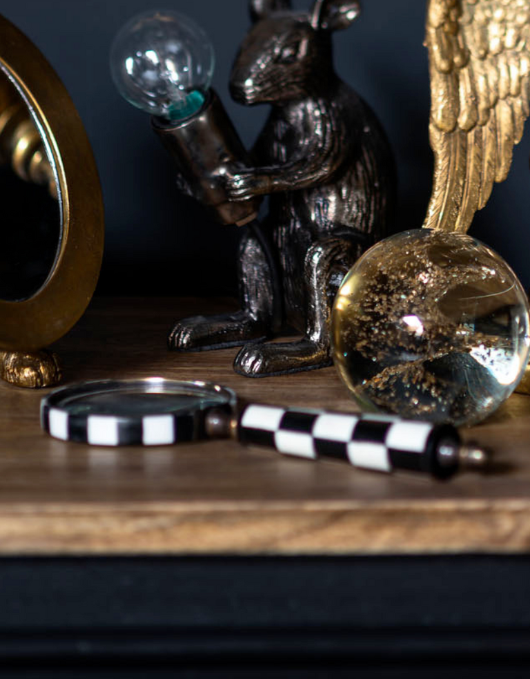 Black & White Check Magnifier – Resin & Glass – 21.8 x 8.5 cm