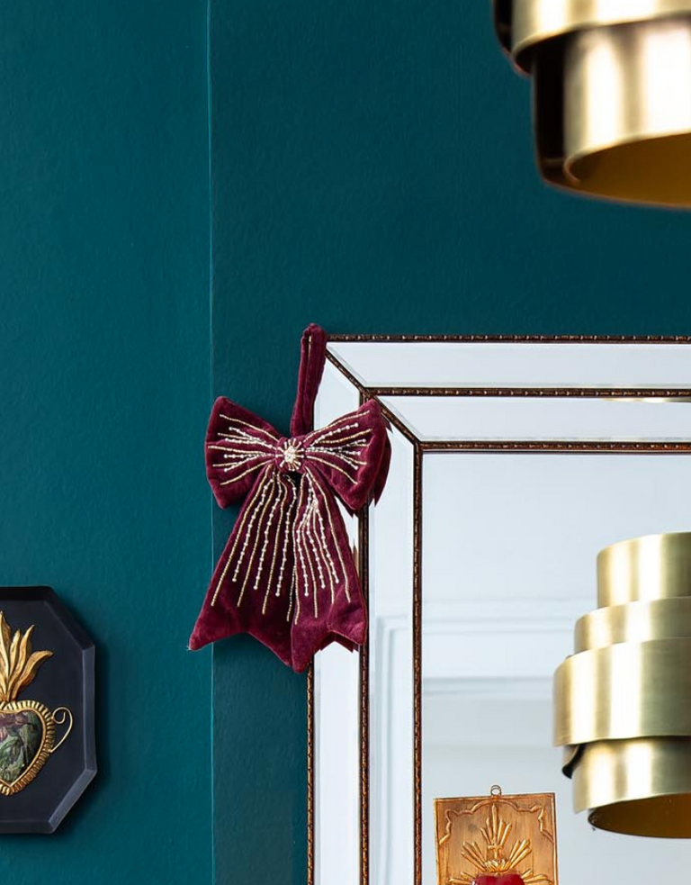 Burgundy Velvet Bow Ornament – Curiosa Cabinet – 13 × 8 cm