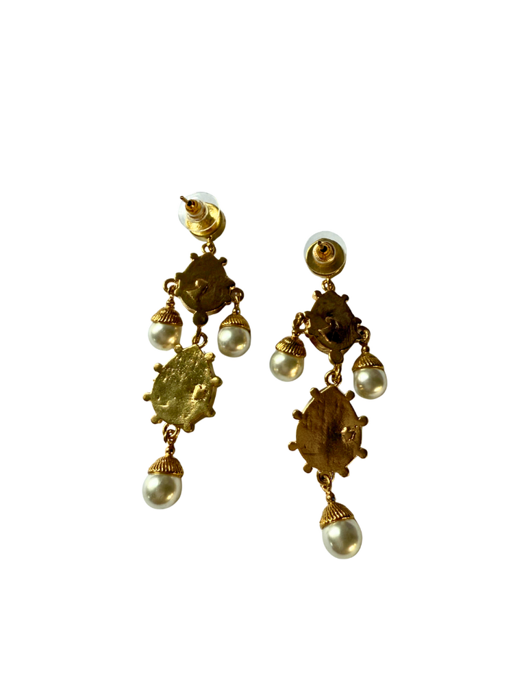 Lois oorbellen – Groene stenen & hangende parels