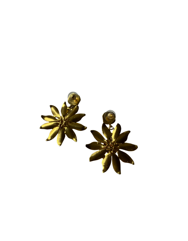 Laetitia Earrings – Flower with Black Heart & Pink Stud