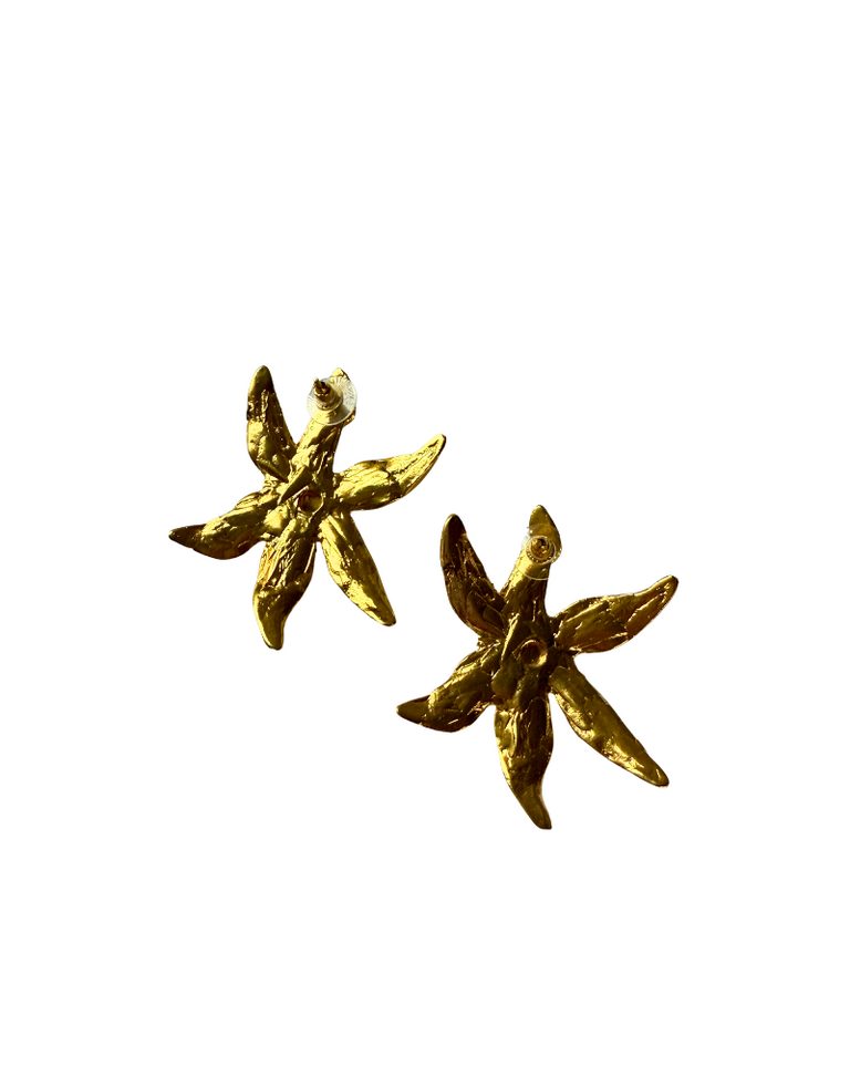 Florette oorbellen – Gouden bloem met zwart hart