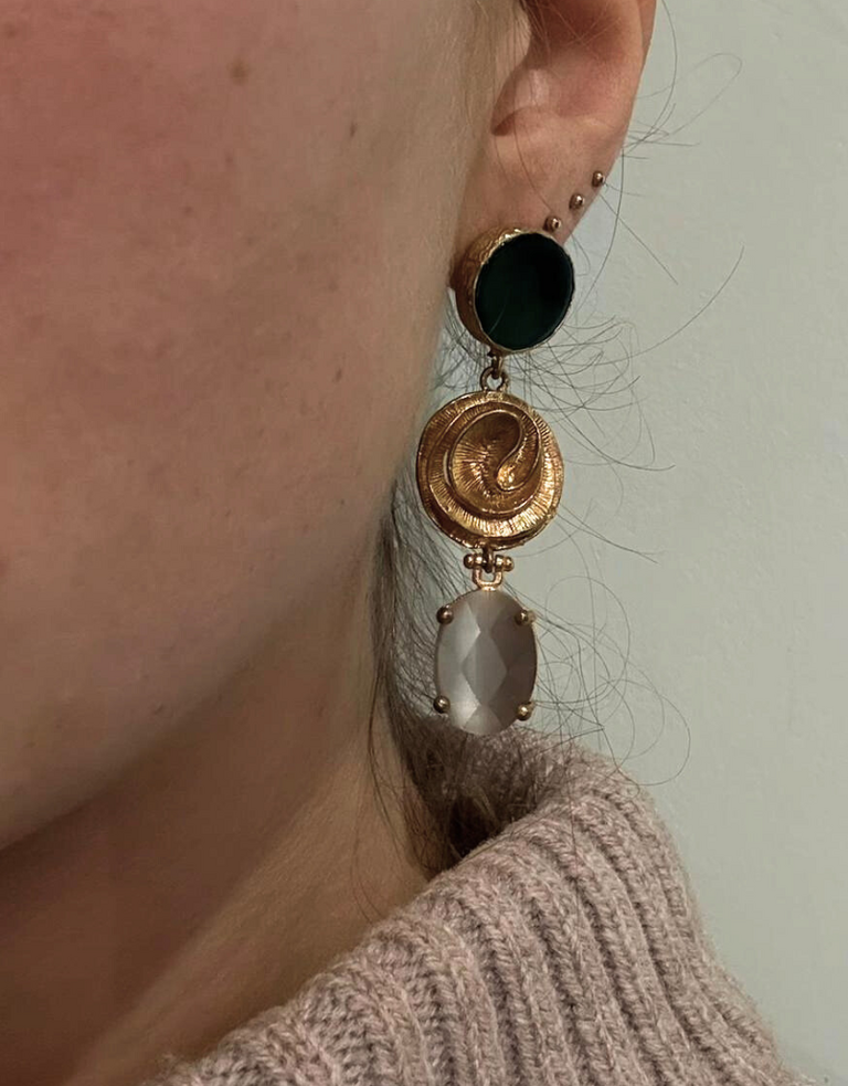 Linda earrings - Green stones with flower in middle