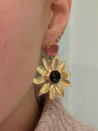 Laetitia Earrings – Flower with Black Heart & Pink Stud