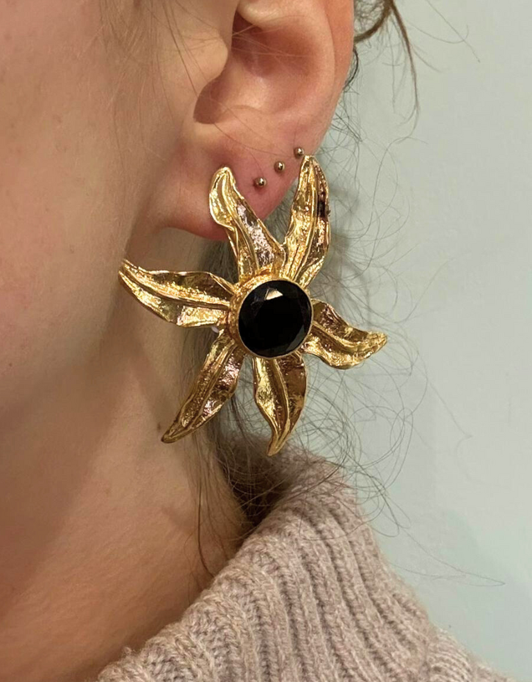 Florette oorbellen – Gouden bloem met zwart hart