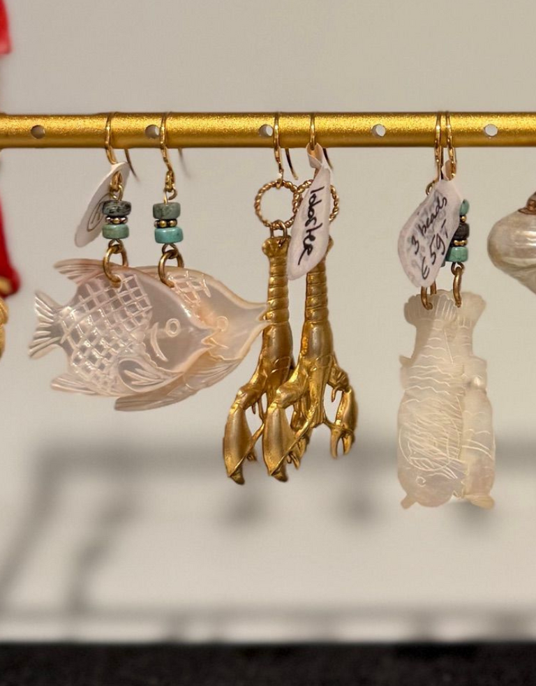 Petra Reijrink Pair of earrings - Mother of Pearl fishes - 4 variations