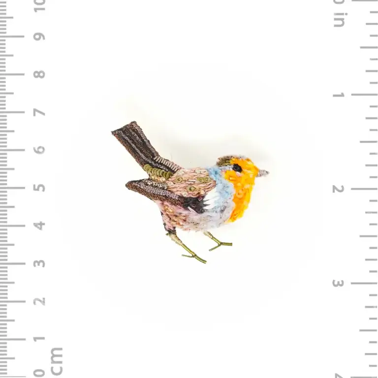 Trovelore Robin Redbreast Brooch – Hand Embroidered Bird by Trovelore