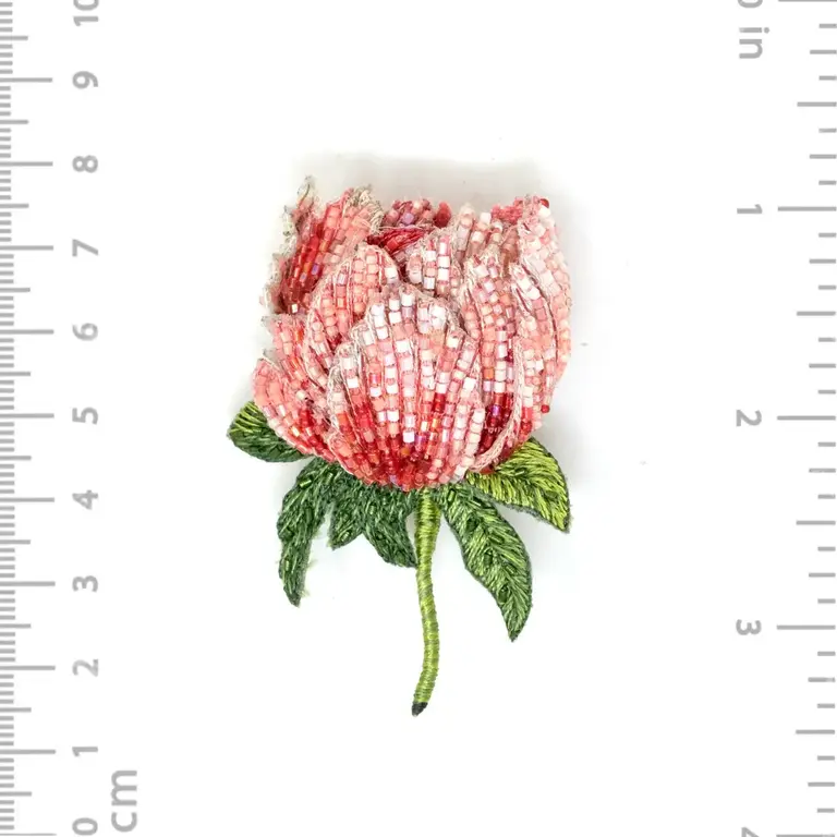 Trovelore Tuinpioen Broche – Handgeborduurde Bloem van Trovelore